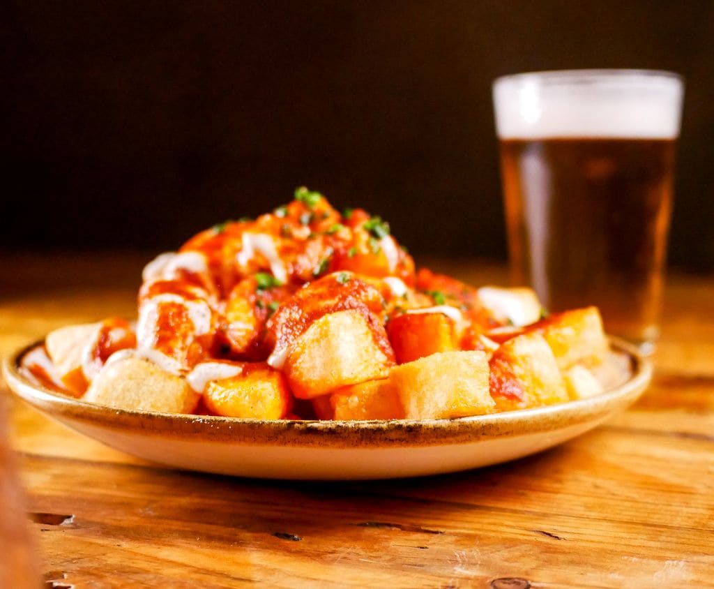 Bravas con alioli y salsa brava, en Bar Mendizabal