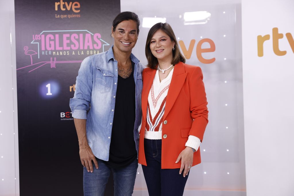 Julio Iglesias y Chabelí Iglesias en el photocall de Los Iglesias: Hermanos a la obra