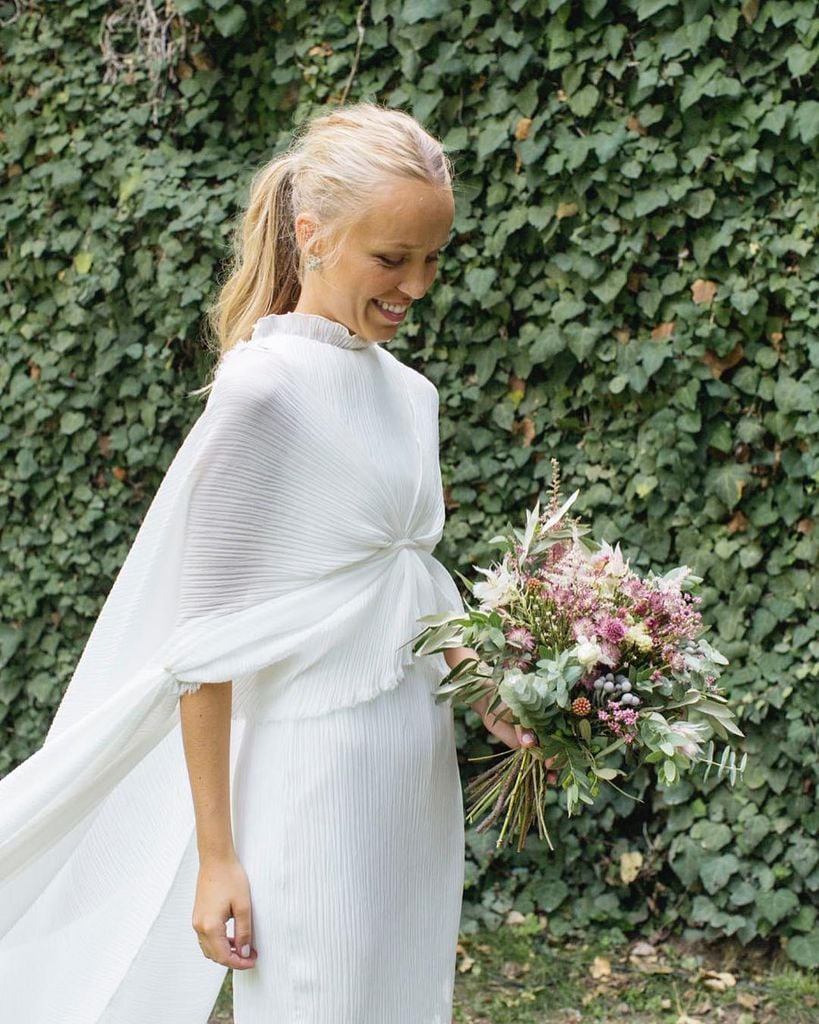 Vestido de novia con capa plisada