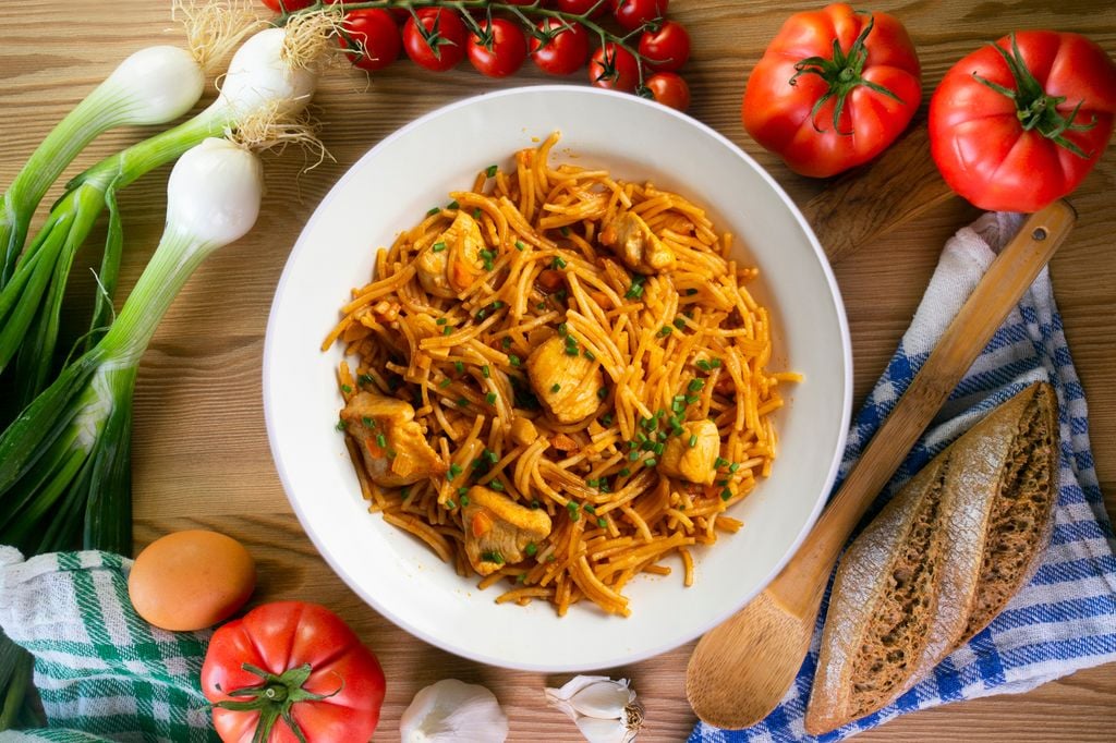La fideuá se puede hacer de diferentes formas y con distintos ingredientes tanto de mar como de tierra.
