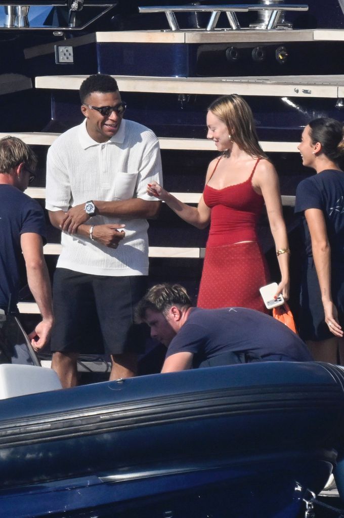 La superestrella del fútbol francés Kylian Mbappé y su novia, la actriz española Ester Expósito, lucieron elegantes sin esfuerzo cuando desembarcaron de su yate de lujo para una cena romántica en Cerdeña, Italia.