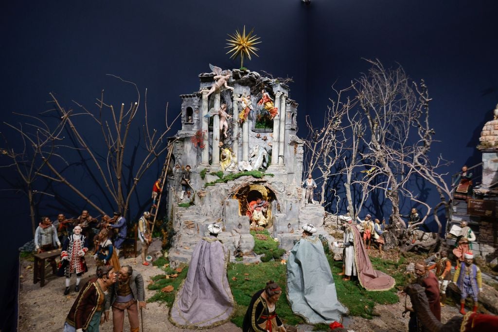 EL PALACIO REAL RECIBE LA NAVIDAD CON UN GRAN BELÉN Y UN ARBOL NAVIDEÑO