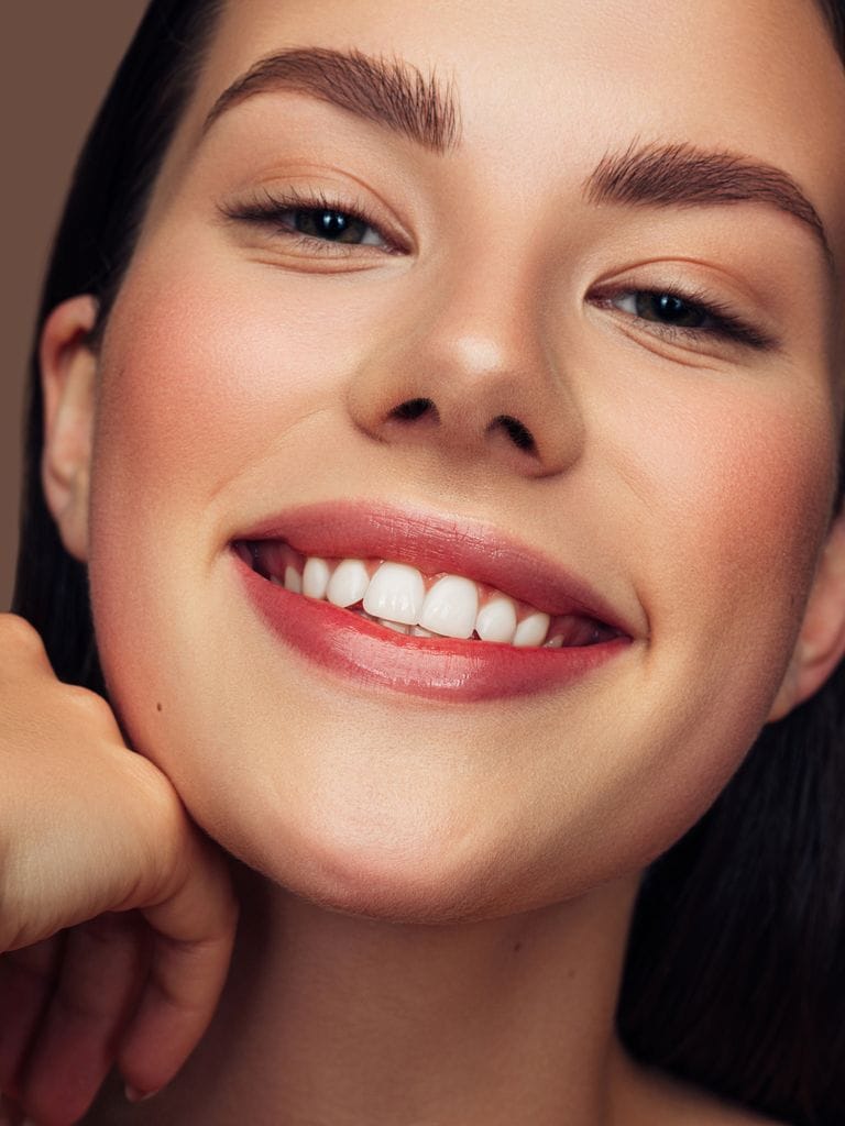 Rostro de mujer sonriente con dientes blancos