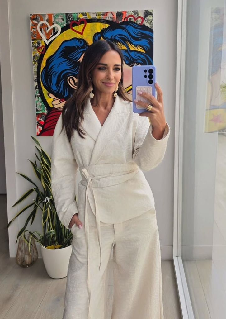 Paula Echevarría con traje blanco en la graduación de su hija con David Bustamante.