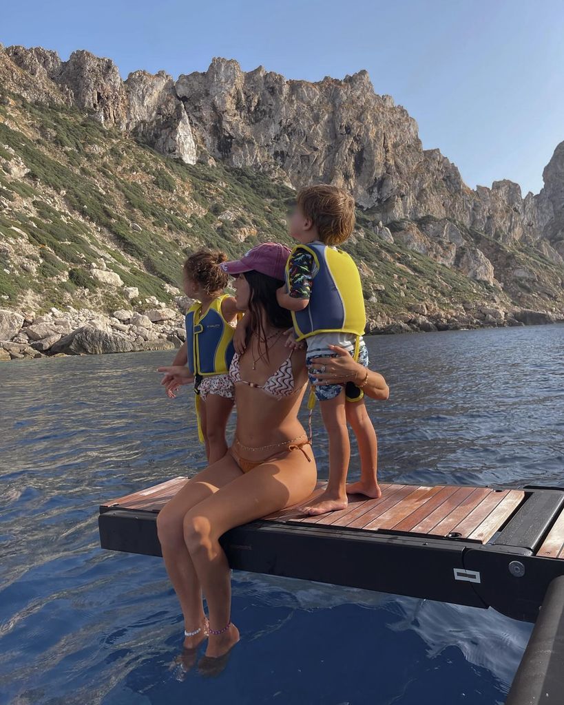 Sarah Kohan con sus hijos Noah y Nala, de siete y cinco años, respectivamente.