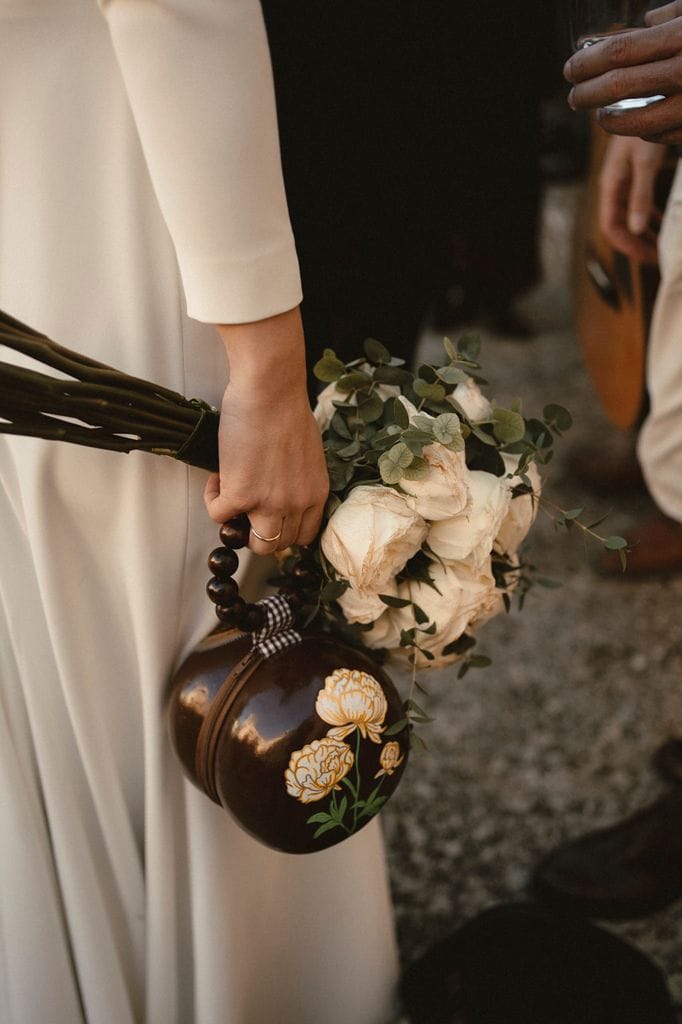 Ramo de novia y bolso de La Cerca