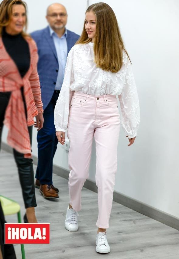 leonor con blusa blanca y pantalon rosa