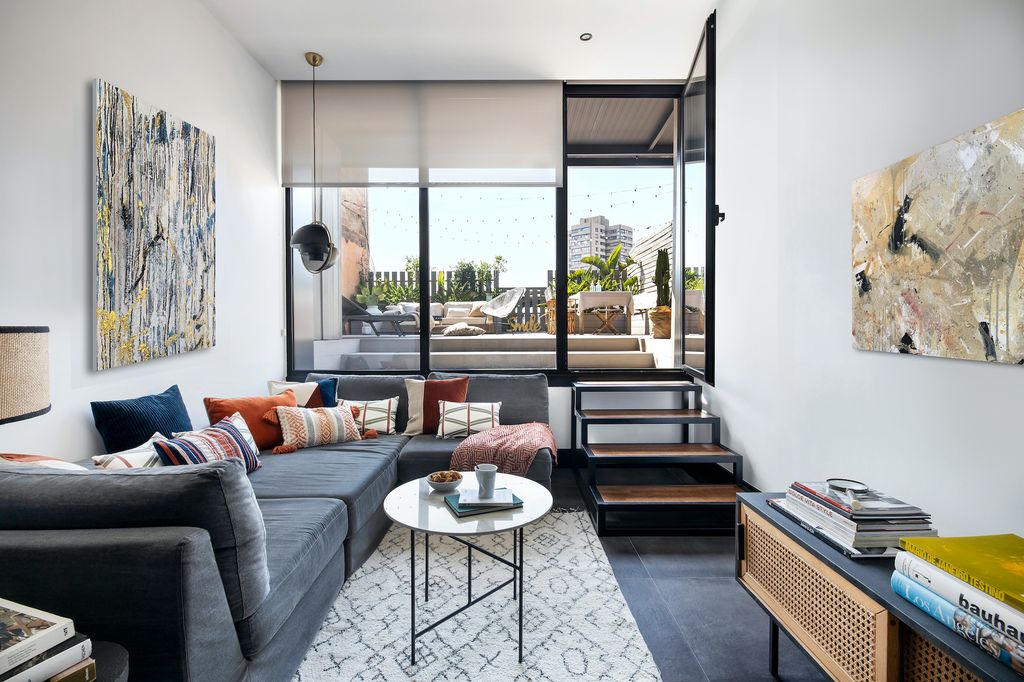 Salón moderno con sofá en gris