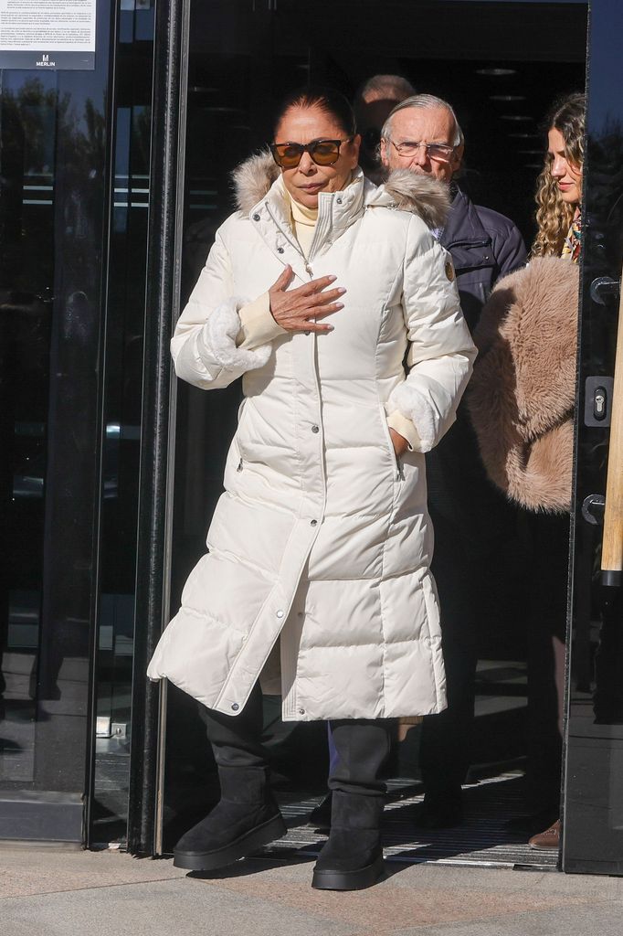 Acompañada de su abogado y su hermano Agustín, la artista se mostró tranquila aparentemente