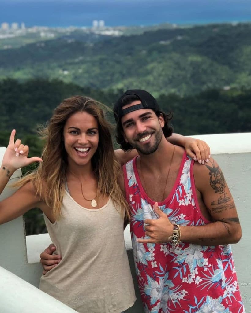 Plano medio de Lara Álvarez con su hermano Bosco en una azotea