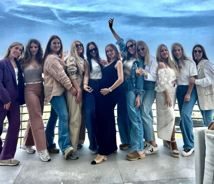 Romarey Ventura junto a sus amigas en su 'baby shower