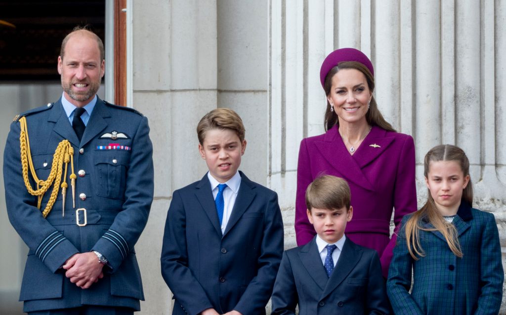 Guillermo, Kate y sus hijos viendo el desfile desde el balcón del Palacio de Buckingham el 5 de mayo de 2025