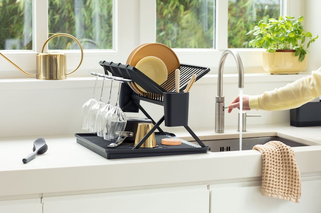 Zona de aguas de la cocina, equipada con un moderno escurridor