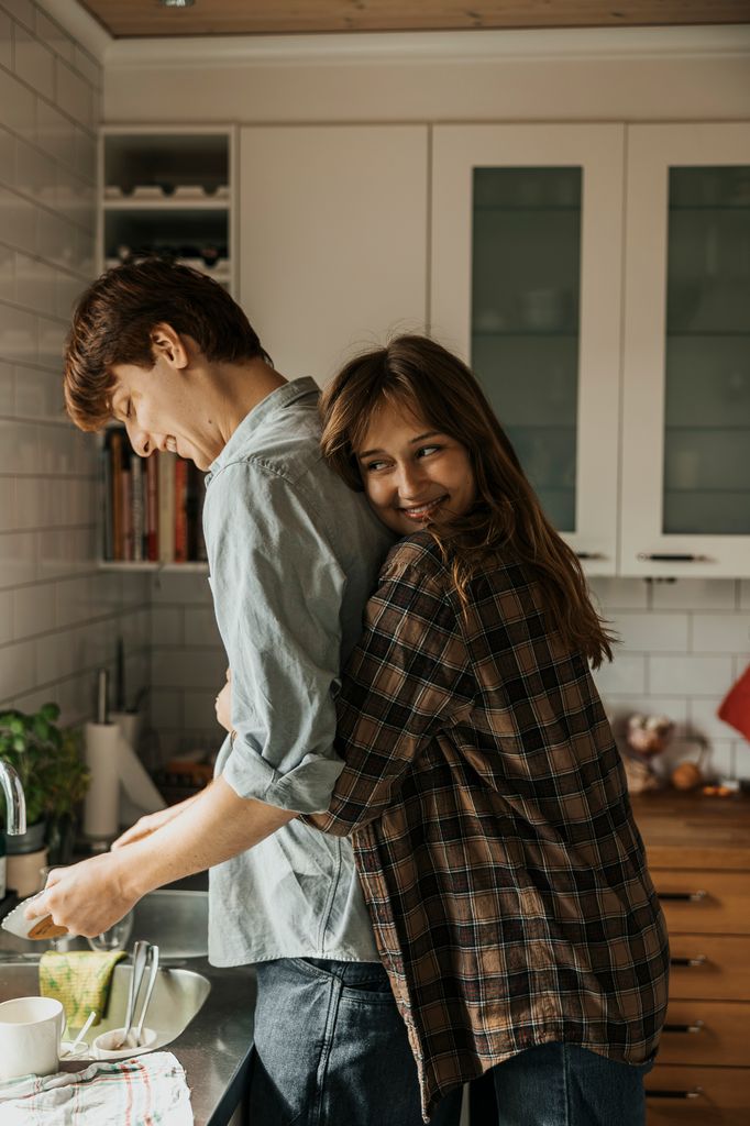novios abrazo cocina