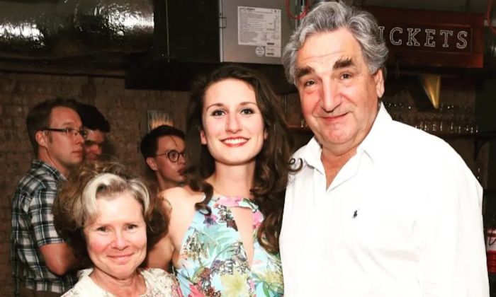 Bessie Carter, estrella de 'Los Bridgerton', confiesa el viaje que ha atravesado para llevar cinco años sin tomar alcohol