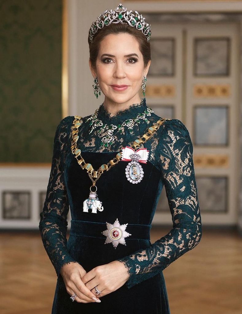 La Reina Mary junto a la tiara de esmeraldas