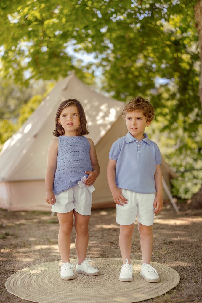 Niños vestidos con prendas de la firma Paz Rodríguez