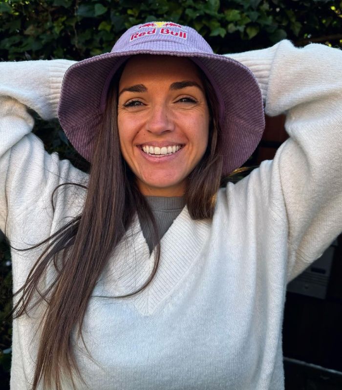 Cristina con un gorro en color lila