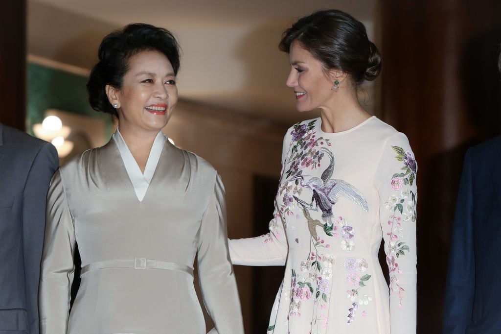Julio Ceballos nos explica que en China para una mujer con el papel de la reina Letizia se premia mucho el respeto mostrado con guiños cromáticos, tejidos o motivos culturales discretos. Algo que ya vimos en el estilismo de la reina Letizia, con motivos orientales, en el 2018 durante su encuentro con Peng Liyuan.