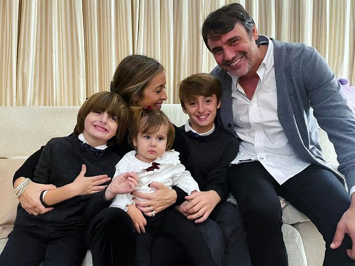 Ion Aramendi y María Amores con sus tres hijos
