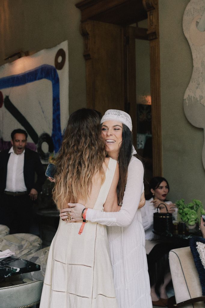 Claudia Álvarez y Yael Sandler comparten un cálido abrazo. 
