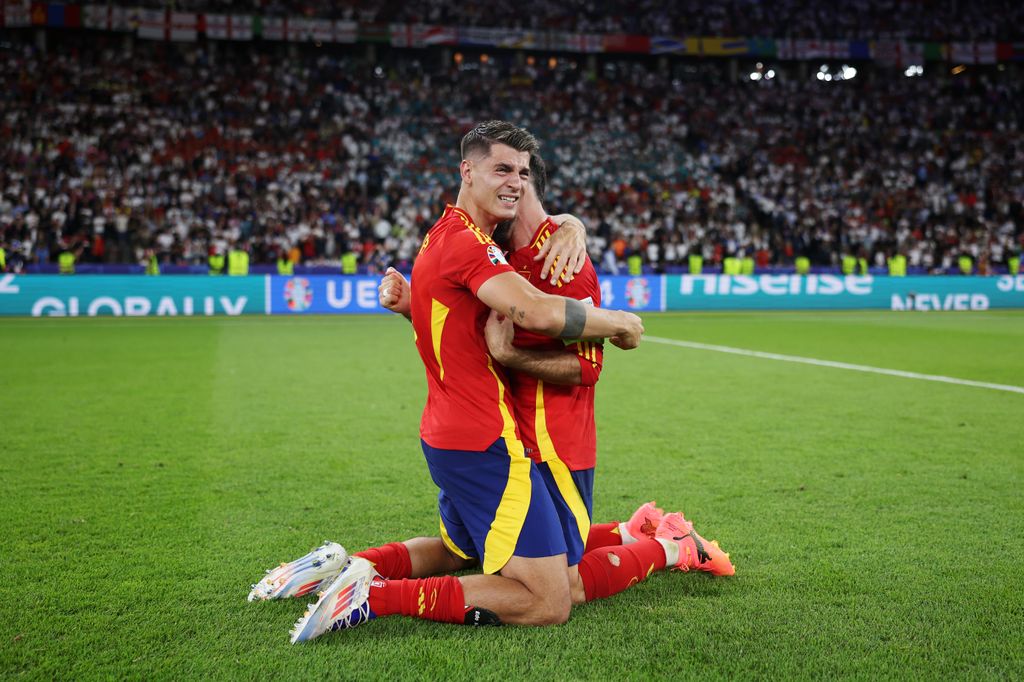 Álvaro Morata llorando abrazado a Dani Carvajal durante la celebración de la victoria de la Selección Española de Fútbol contra Inglaterra en la final de la Eurocopa 2024, en el Estadio Olímpico de Berlín