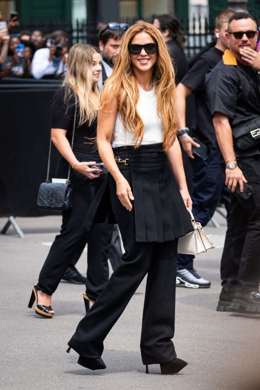 Shakira llegando al desfile de Fendi