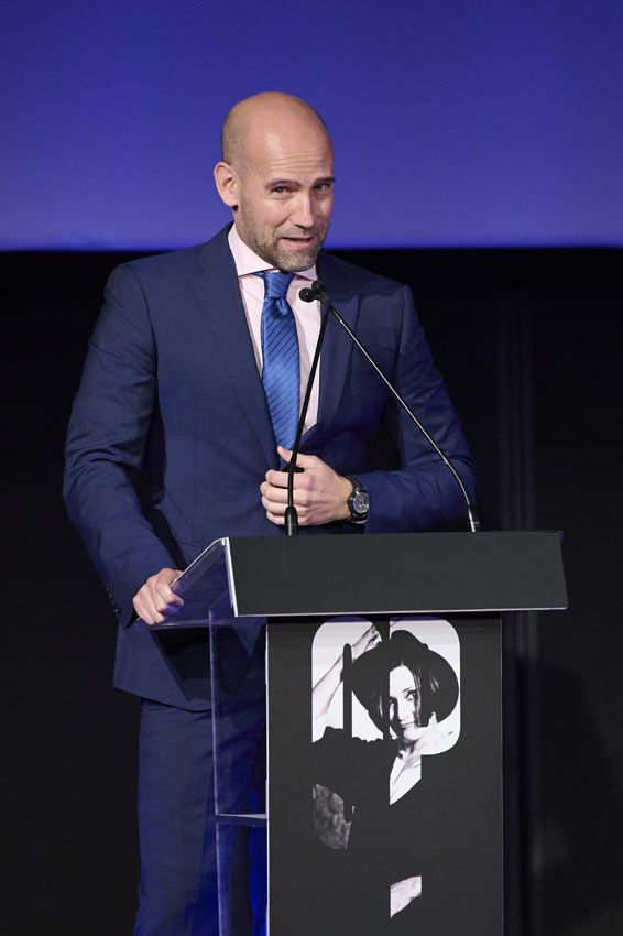 Gonzalo Miró, recibiendo un premio a la memoria de su madre