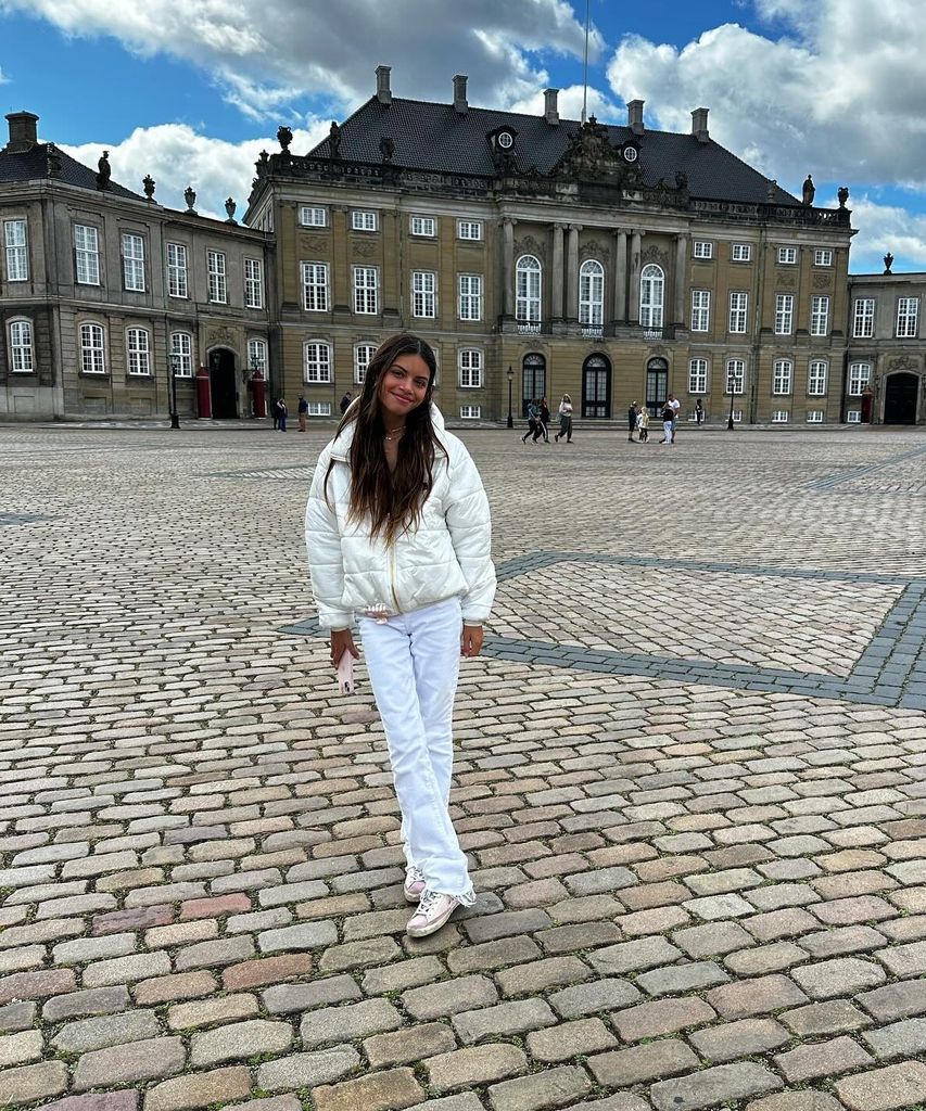 Carlota, hija de 'Chiqui' Delgado y Daniel Sarcos, cumple 15 años este 8 de mayo.
