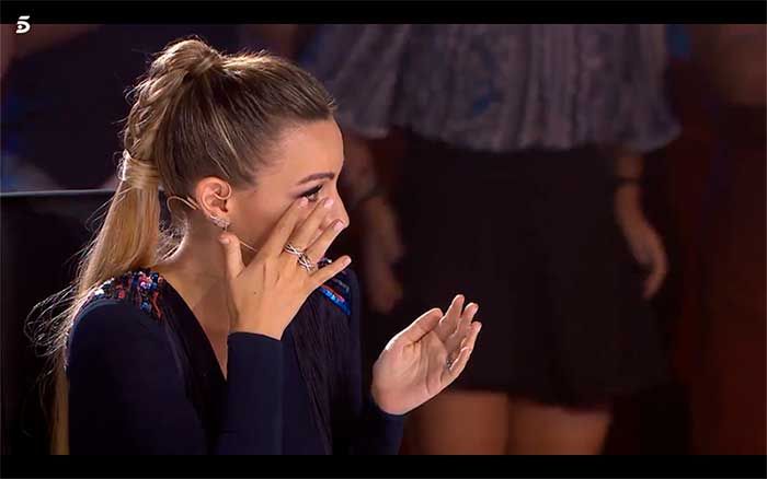 Edurne secándose las lágrimas en Got Talent