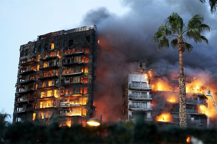 Terrible incendio en un edificio de viviendas en Valencia