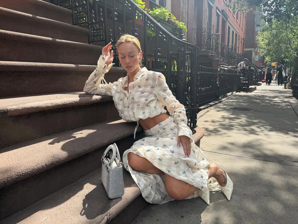 Ester Expósito en Nueva York con look romántico de estilo 'cottagecore', blanco, de lino y con flores.