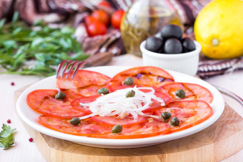 Puedes simplificar este carpaccio usando tan solo una variedad de tomate, cebolleta, alcaparras y una vinagreta ligera.