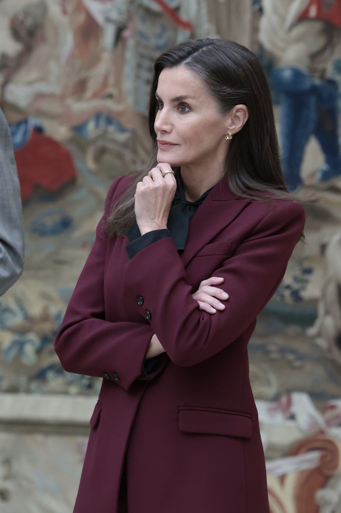 Plano medio de la reina Letizia recibendo a los deportistas olímpicos y paralímpicos 