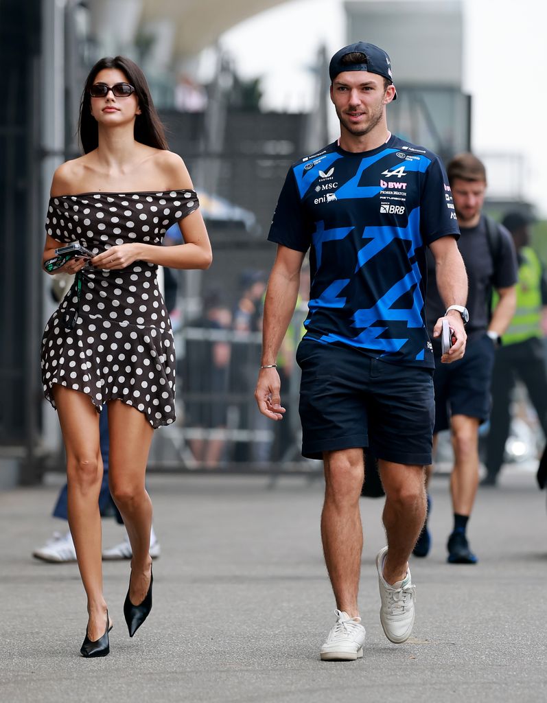 Pierre Gasly y Kika Cerqueira Gomes, a su llegada al paddock del Gran Premio de Brasil de Fórmula 1, en São Paulo (7 de noviembre de 2025).