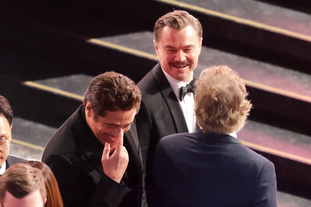 Benicio del Toro, riendo con y Leonardo DiCaprio