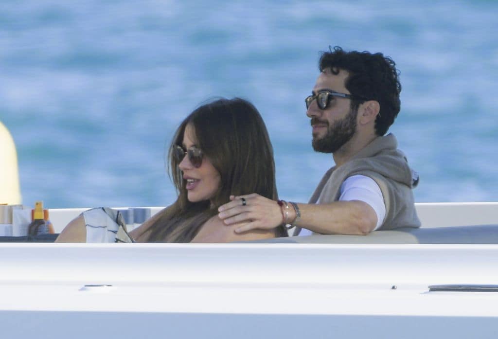 Sofia Vergara apuesta por unas gafas de silueta redonda para complementar su 'look'.