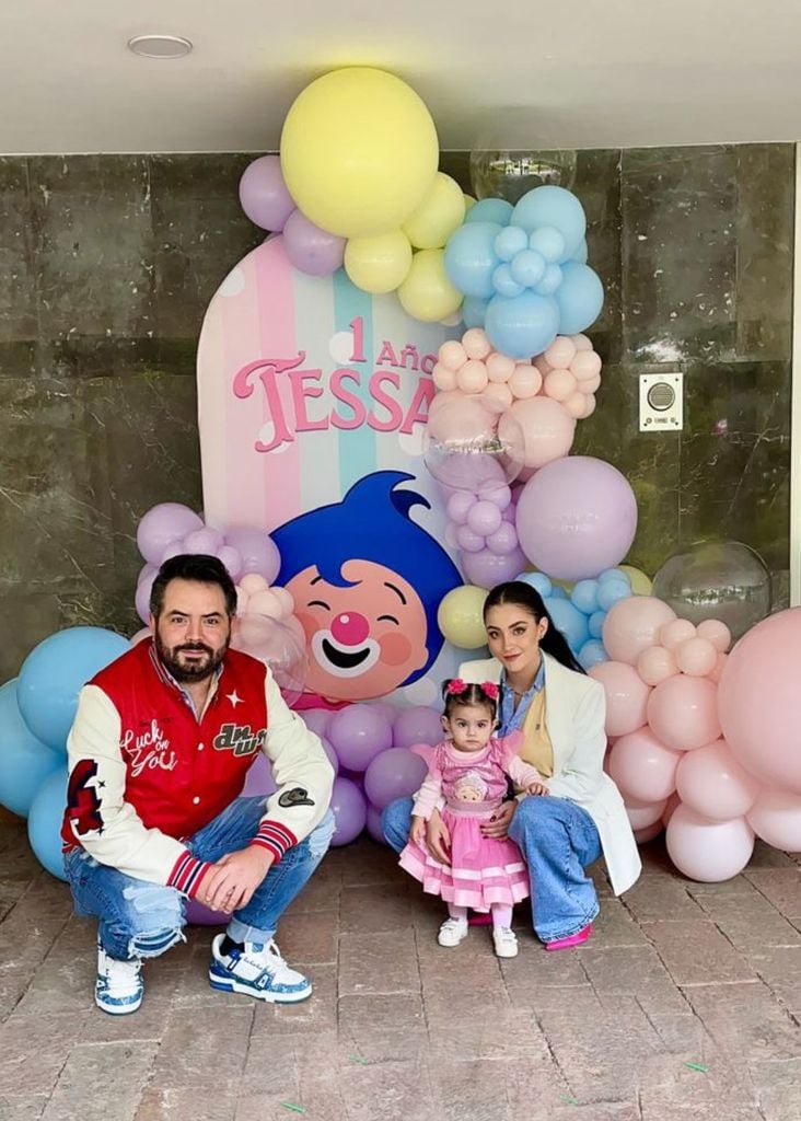 José Eduardo Derbez, Paola Dalay y su pequeña hija Tessa.