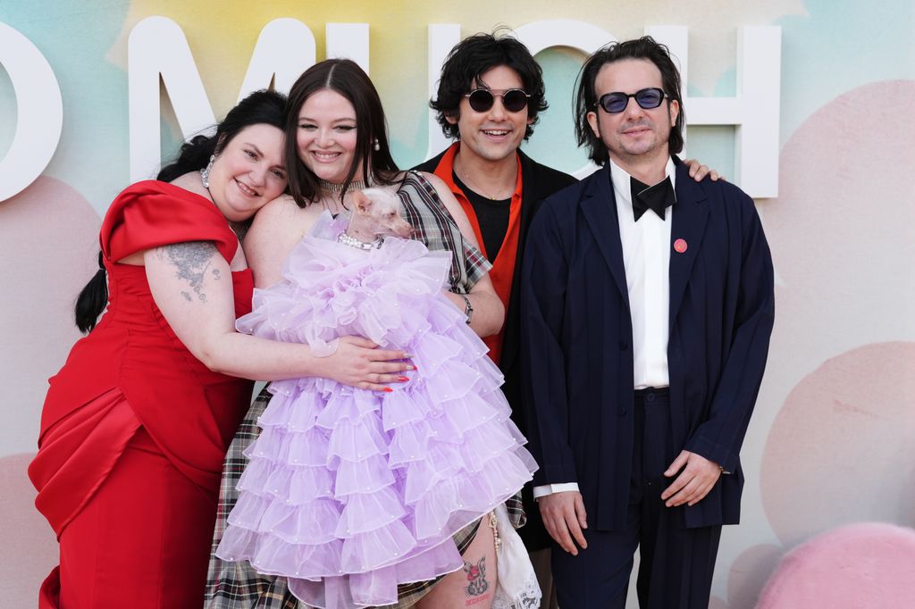 De izquierda a derecha, Lena Dunham, Megan Stalter, Will Sharpe y Luis Felber en la presentación en Londres de 'Sin Medida'