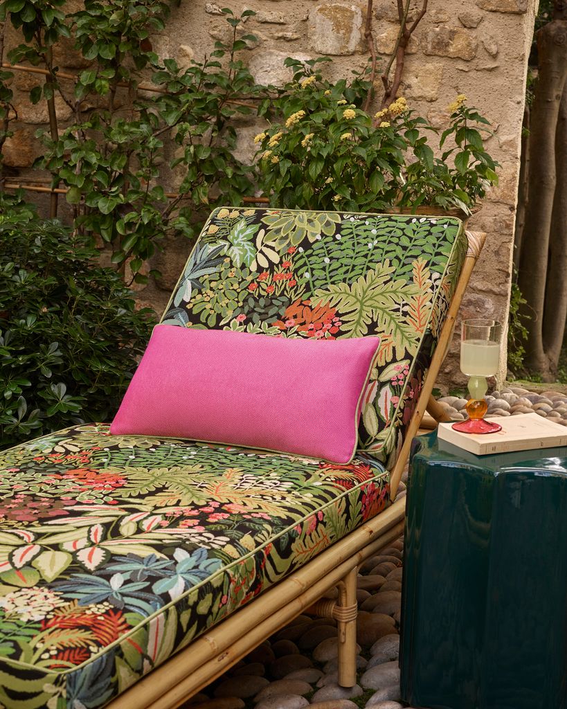 Tumbona con colchoneta tropical