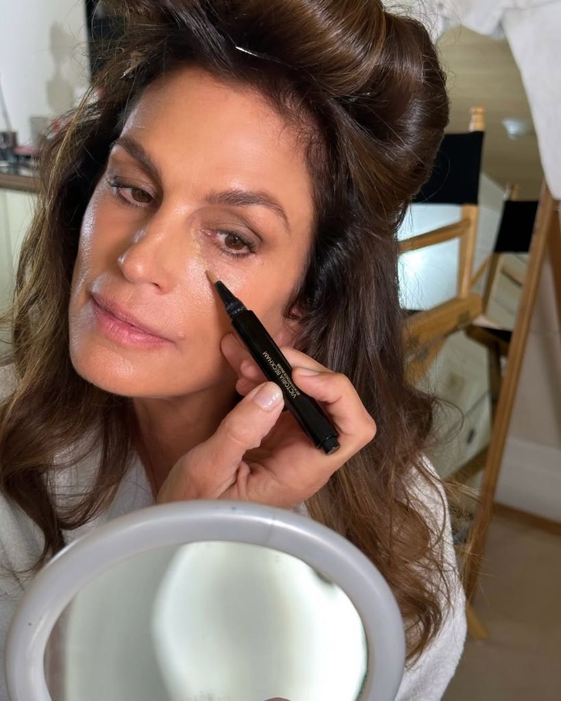Cindy Crawford en su momento skincare con maquillaje de Victoria Beckham