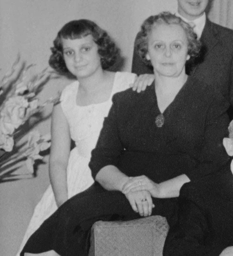 La madre del Papa Francisco, Regina María Sívori, con su hija María Elena.