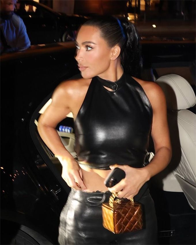 Kim Kardashian lo arriesga todo vestida de cuero a 45 grados en Miami