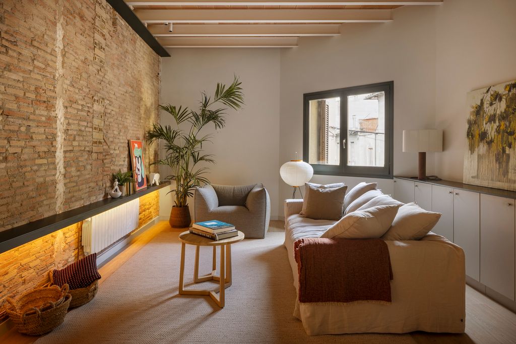 Salón con pared de ladrillo.