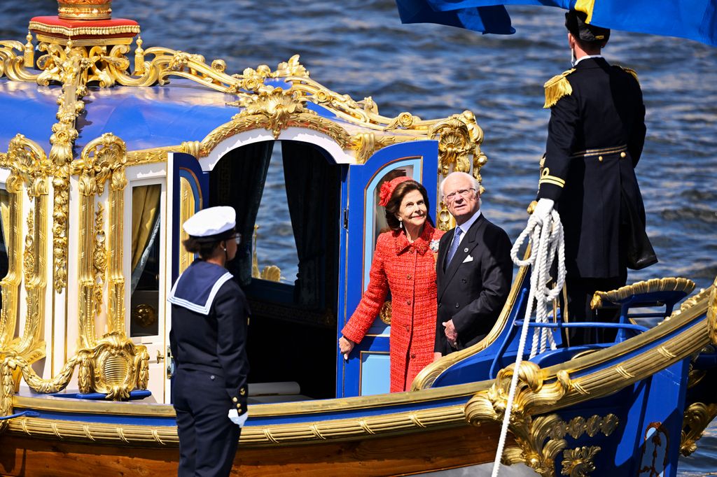 Los Reyes de Suecia, en la Vasaorden mientras recorren las aguas de Estocolmo por sus bodas de oro
