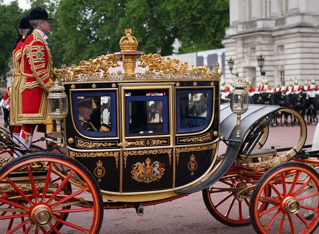 Los Reyes Carlos y Camilla a su salida del Palacio de Buckingham
