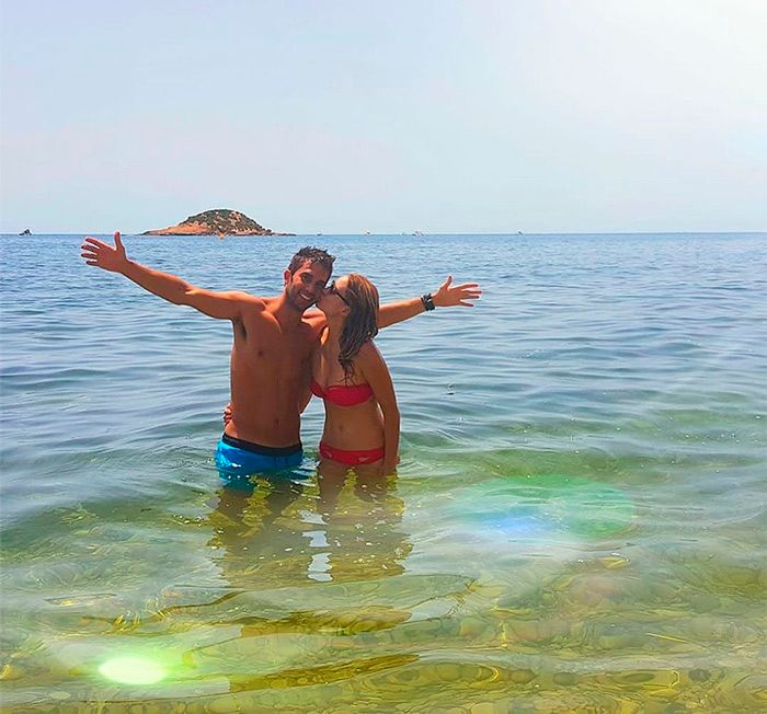 Alba Carrillo y Santi Burgoa en la playa