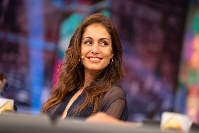 Hiba Abouk crea el look con transparencias que sí podemos llevar a la oficina