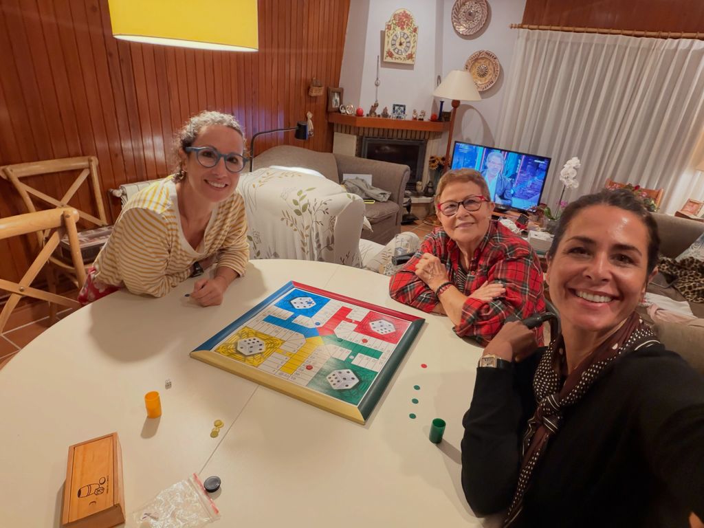 Nuria Roca con su madre y su hermana Ruth
