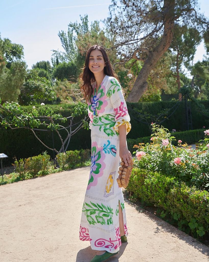 Sassa de Osma con vestido blanco de estampado floral